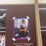 Cười bò với màn chơi xỏ đồng đội của Man United: Zirkzee bị dán ảnh 'tuổi teen' lên tường phòng thay đồ 1