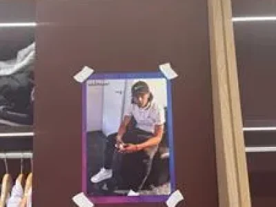 Cười bò với màn chơi xỏ đồng đội của Man United: Zirkzee bị dán ảnh ‘tuổi teen’ lên tường phòng thay đồ