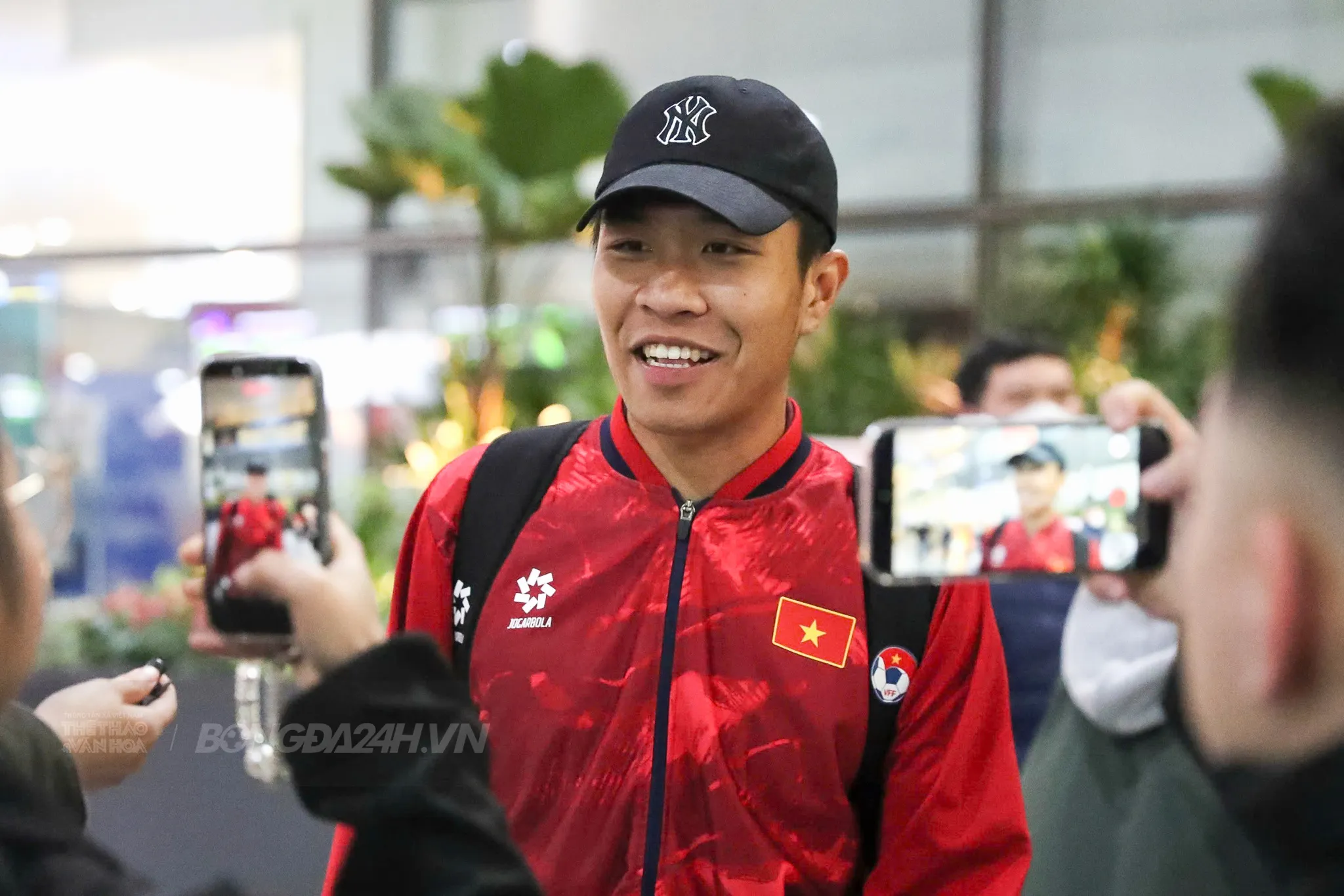 Fan quây kín chào đón HLV Kim Sang Sik và U23 Việt Nam về nước 4