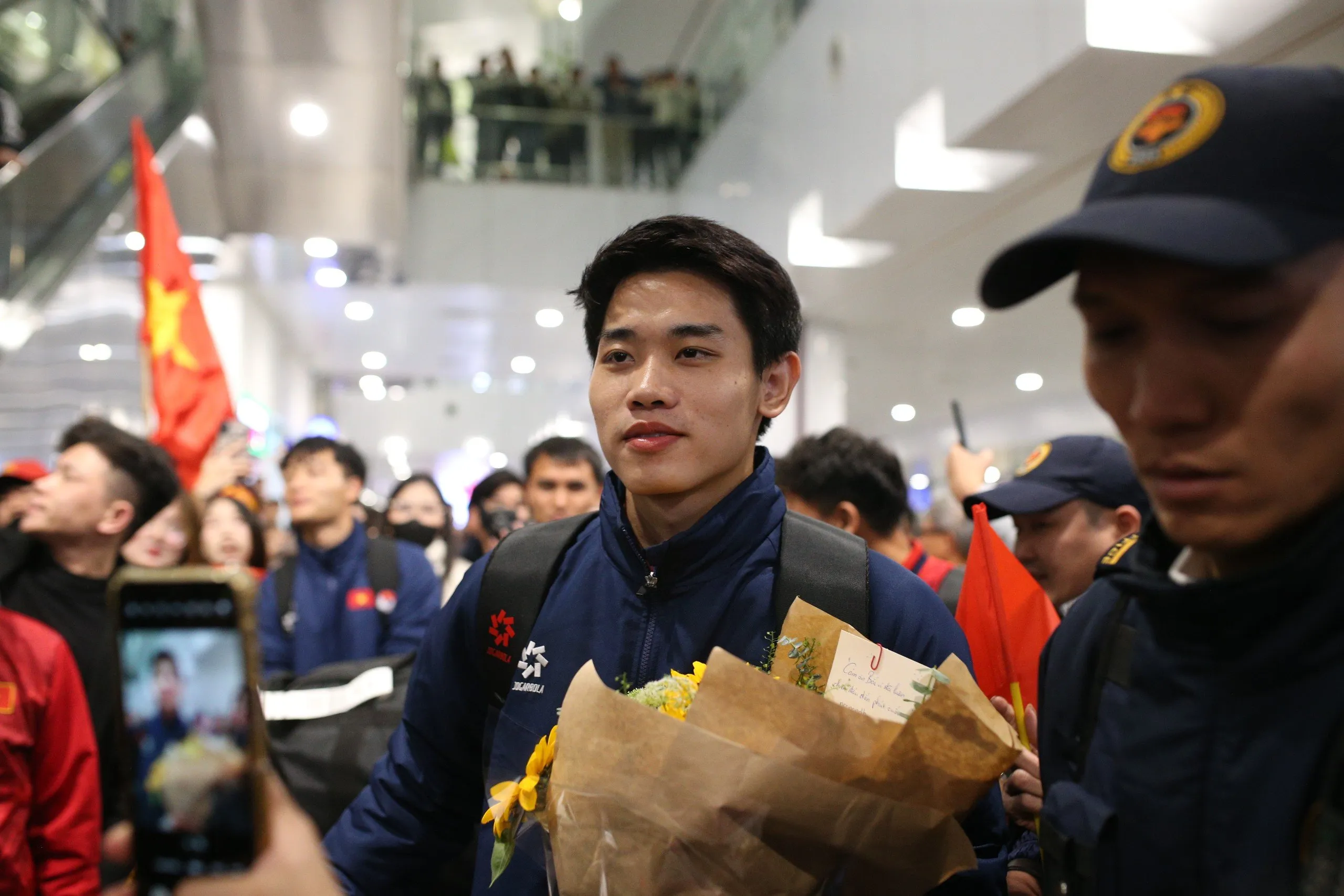 Fan quây kín chào đón HLV Kim Sang Sik và U23 Việt Nam về nước 5