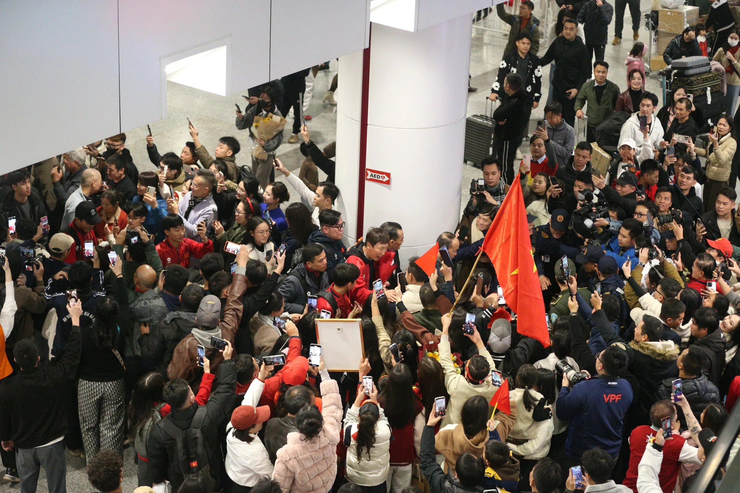 Fan quây kín chào đón HLV Kim Sang Sik và U23 Việt Nam về nước 6