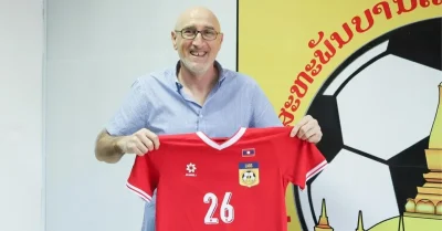 Bất ngờ: Lào sa thải bạn thân HLV Kim Sang Sik, đón HLV châu Âu 'khủng' về cầm quân 1